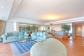 Apartment, Meerblick | Wohnbereich | Flachbildfernseher, DVD-Player