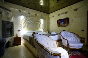 ملاءات من القطن المصري وأغطية فراش متميزة وخزنة داخل الغرفة ومكتب