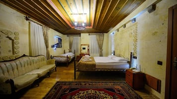 Luxury-Studiosuite, 1 Schlafzimmer, Nichtraucher, Talblick | 1 Schlafzimmer, Bettwäsche aus ägyptischer Baumwolle