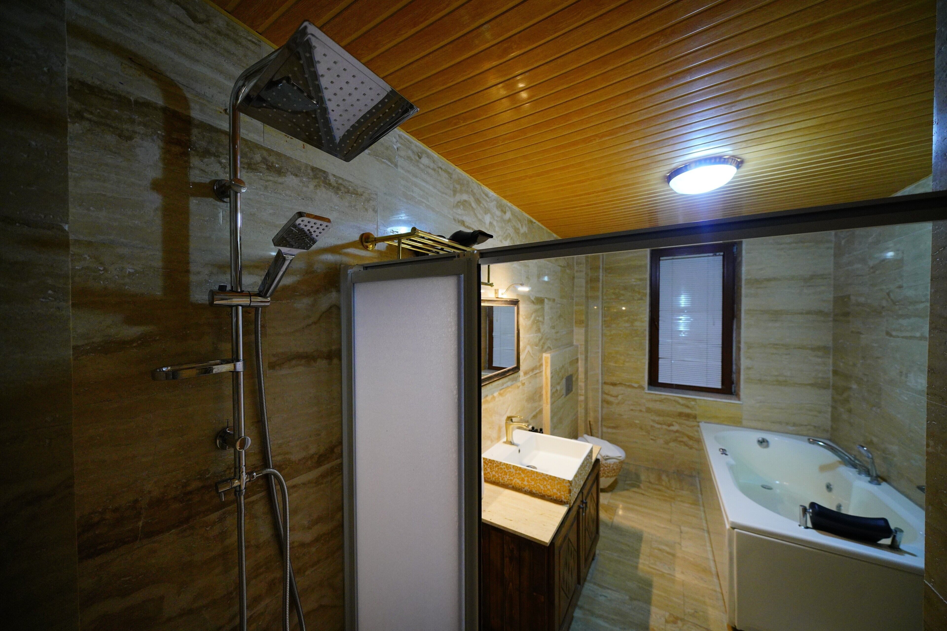 Studio Suite Mewah, 1 kamar tidur, Bebas Asap Rokok, pemandangan lembah | Kamar mandi | Sandal, sabun,  dan sampo