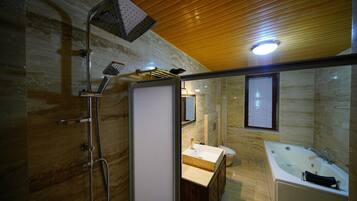 Studio Suite Mewah, 1 kamar tidur, Bebas Asap Rokok, pemandangan lembah | Kamar mandi | Sandal, sabun, dan sampo