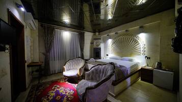 Deluxe Suite, 1 Double Bed (1) | Egyptian cotton sheets, premium bedding, in-room safe, desk