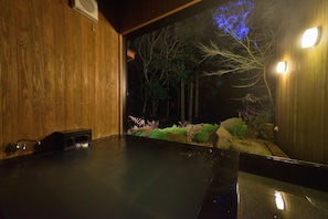 Bồn tắm spa ngoài trời