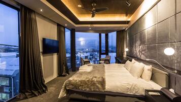 In-room safe, iron/ironing board, free WiFi, bed sheets