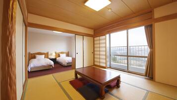 Chambre, vue colline (Japanese Western, with Japanese Futon) | Coffres-forts dans les chambres, Wi-Fi gratuit, draps fournis