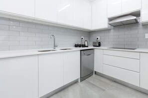 Refrigerador, microondas, horno, placa de cocina