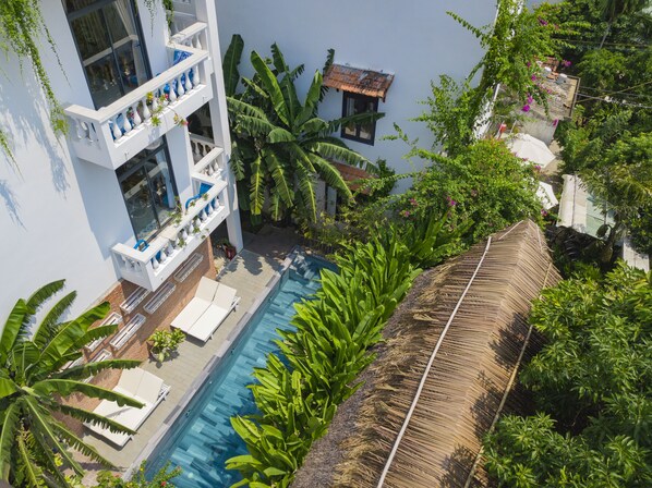 Outdoor pool, a rooftop pool, sun loungers - Hoi An Rustic Villa (Da Nang)