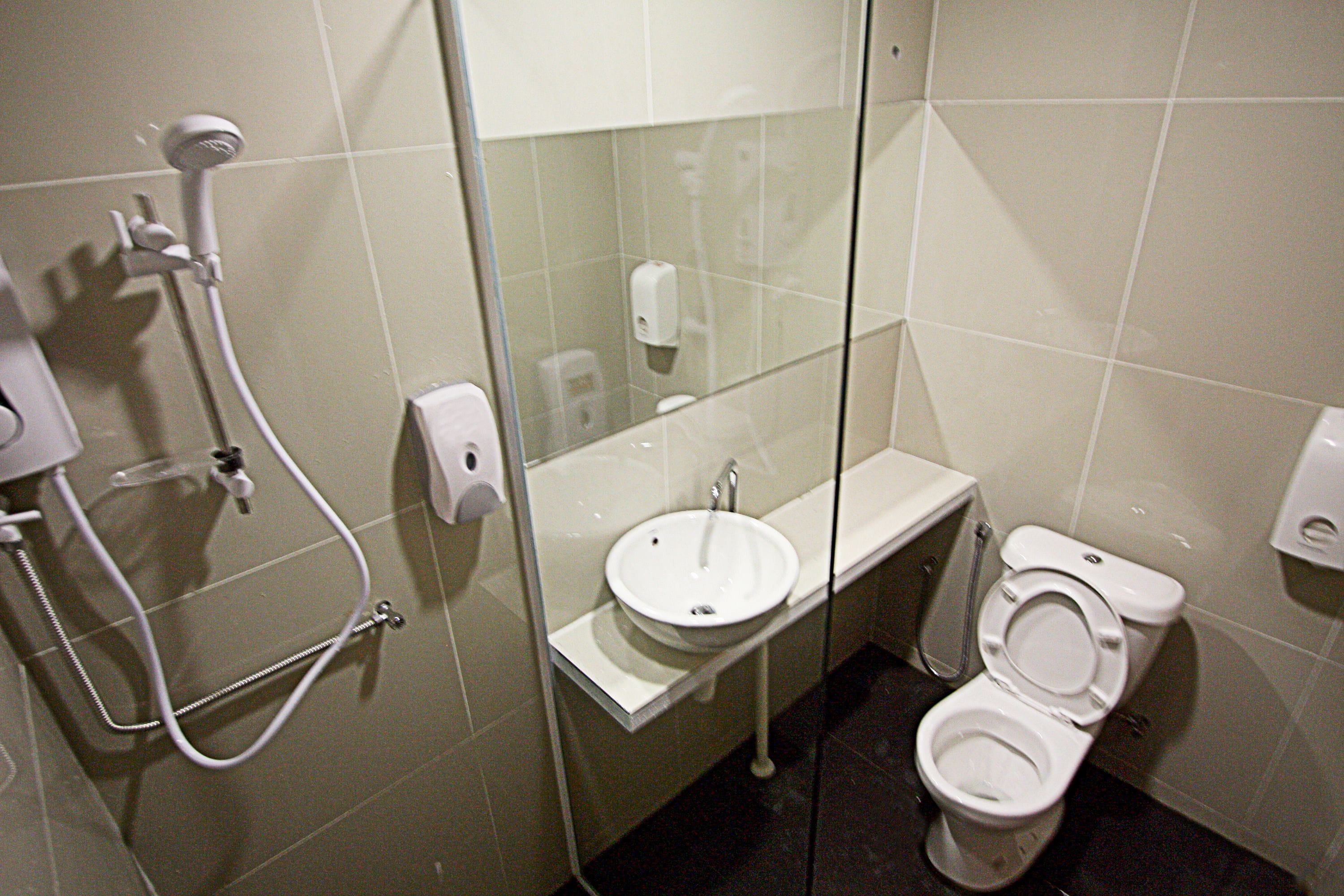 Pancuran mandi, kelengkapan dandanan diri percuma, tuala disediakan 