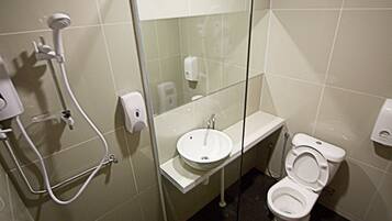 Pancuran mandi, kelengkapan dandanan diri percuma, tuala disediakan