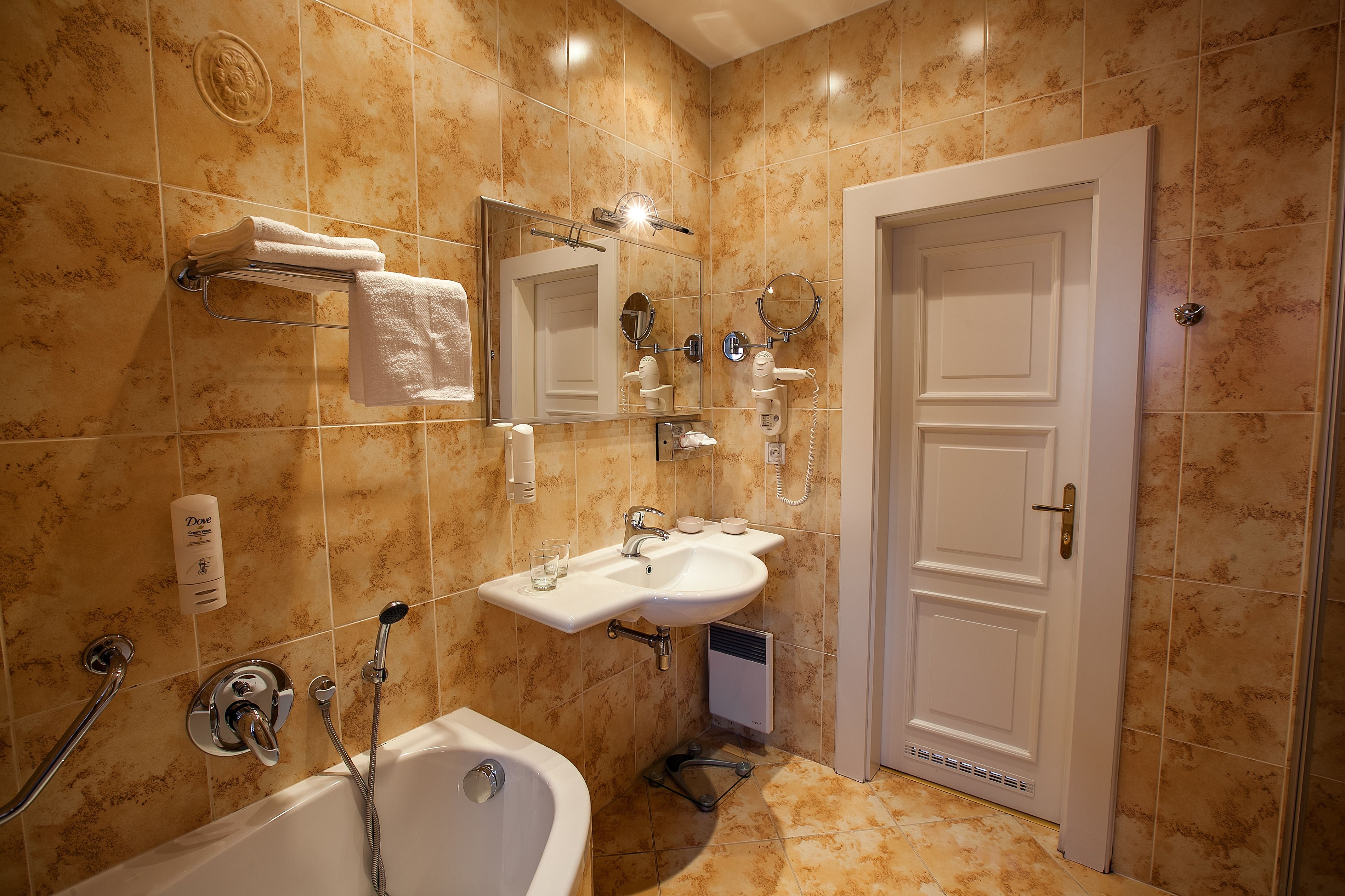 deluxe double or twin room, city view | bathroom | combined shower/bathtub, free toiletries, hair dryer, bathrobes