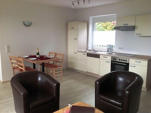 Deluxe-Apartment, 2 Schlafzimmer, Nichtraucher, Terrasse (4-5 Personen) | Eigene Küche | Großer Kühlschrank, Mikrowelle, Ofen, Herdplatte