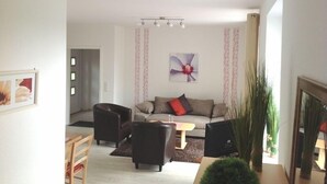 Leilighet – deluxe, 2 soverom, ikke-røyk, terrasse (4-5 Personen) | Oppholdsområde | En 100-centimeters Flatskjerm-TV med Parabol-TV samt TV