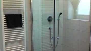 Comfort-Apartment, Terrasse (2 Personen) | Badezimmer | Dusche, Regendusche, Haartrockner, Handtücher