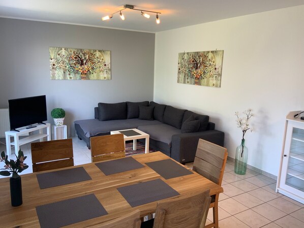 Deluxe-Apartment, Nichtraucher, Terrasse (4-5 Personen) | Wohnzimmer | 100-cm-Flachbildfernseher mit Satellitenempfang, Fernseher