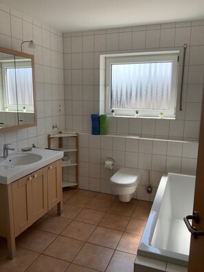 Appartamento Deluxe, non fumatori, terrazzo (4-5 Personen) | Bagno | Doccia, soffione a pioggia, asciugacapelli, asciugamani