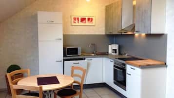 Apartemen Comfort (3 Personen) | Dapur pribadi | Lemari es besar, microwave, oven, dan kompor