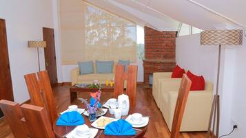 Deluxe-Apartment, 2 Schlafzimmer, Kühlschrank und Mikrowelle, Bergblick | Essbereich im Zimmer