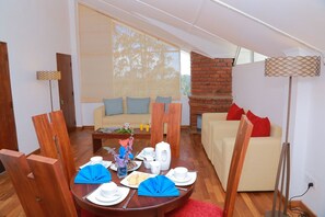 Deluxe Apartment, 2 Bedrooms, Refrigerator & Microwave, Mountain View | In-room dining