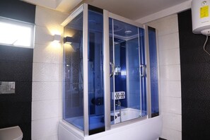 Familien-Suite, Kühlschrank und Mikrowelle, Bergblick | Badezimmer | Dusche, kostenlose Toilettenartikel, Handtücher