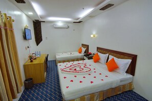 Habitación familiar | Minibar, caja de seguridad en la habitación y escritorio