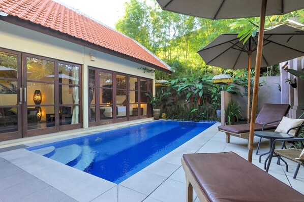 Outdoor pool, pool umbrellas, sun loungers