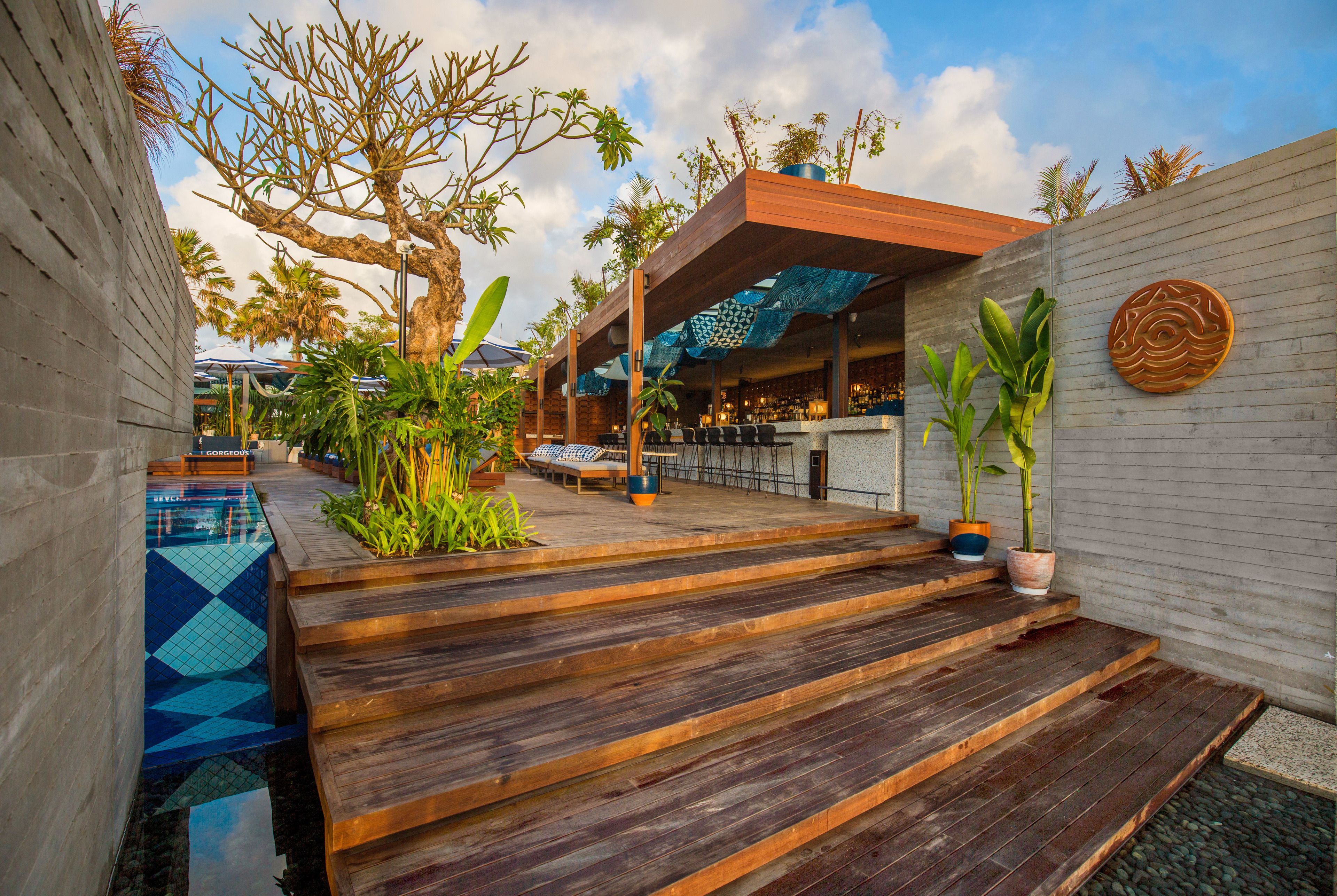 3 restaurants, breakfast, lunch, dinner served; asian cuisine