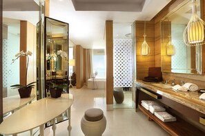 Badewanne und Dusche (separat), Komfortbadewanne, Regendusche
