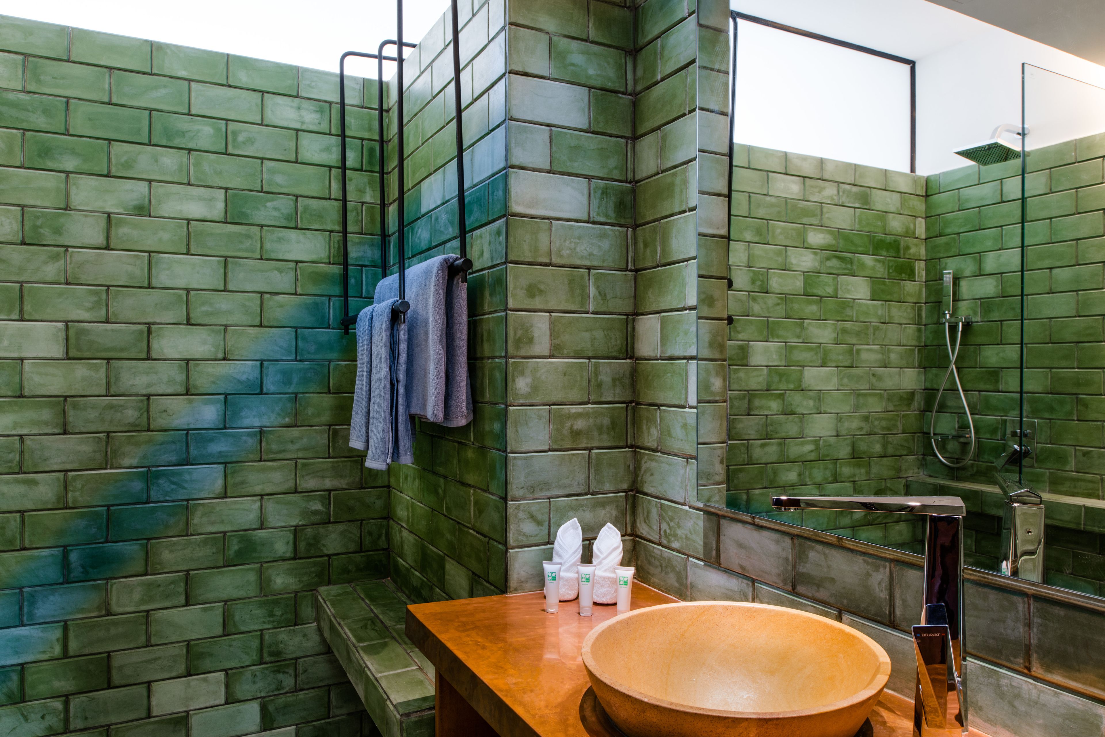 shower, rainfall showerhead, free toiletries, hair dryer