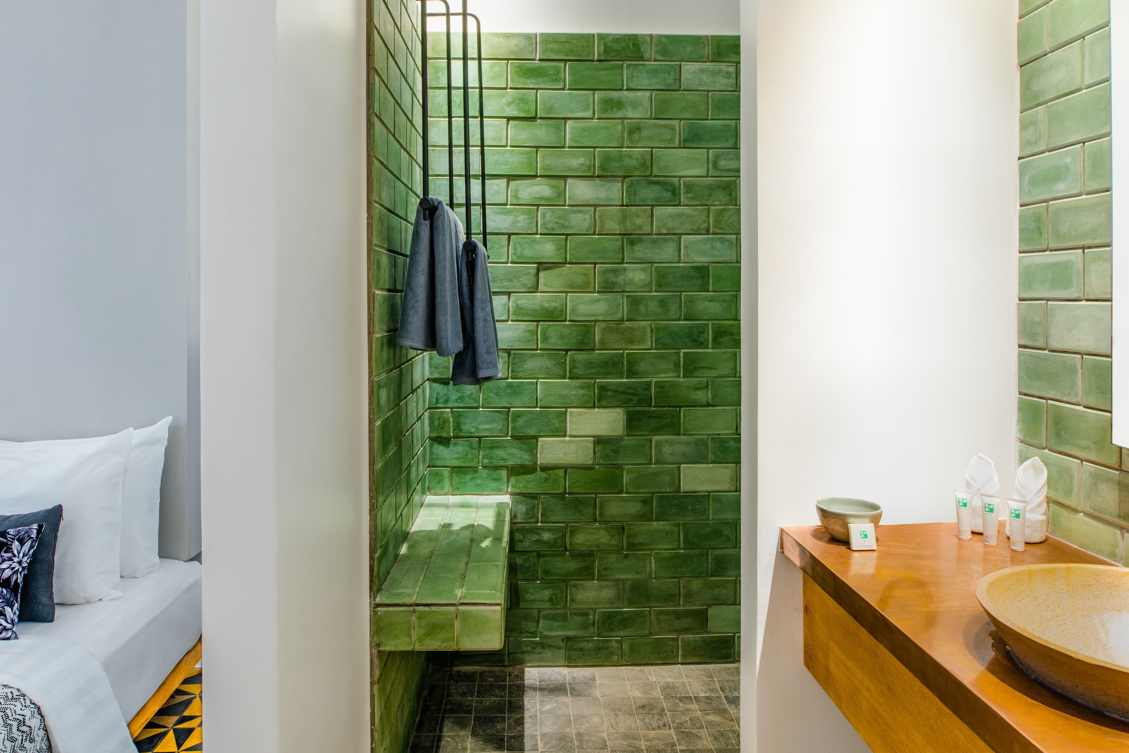 deluxe twin room (1 way pick up) | bathroom shower