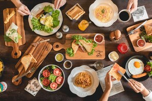 朝食 (コンチネンタル ブレックファスト)、毎日提供 (有料)