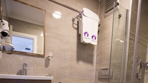 Classic Twin Room | Bathroom | Shower, free toiletries, hair dryer, slippers - Menendi Otel (Foça)