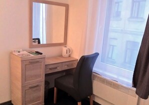 Minibar, escritorio, tabla de planchar con plancha y cunas gratuitas 