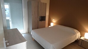 Desk, laptop workspace, free WiFi, bed sheets