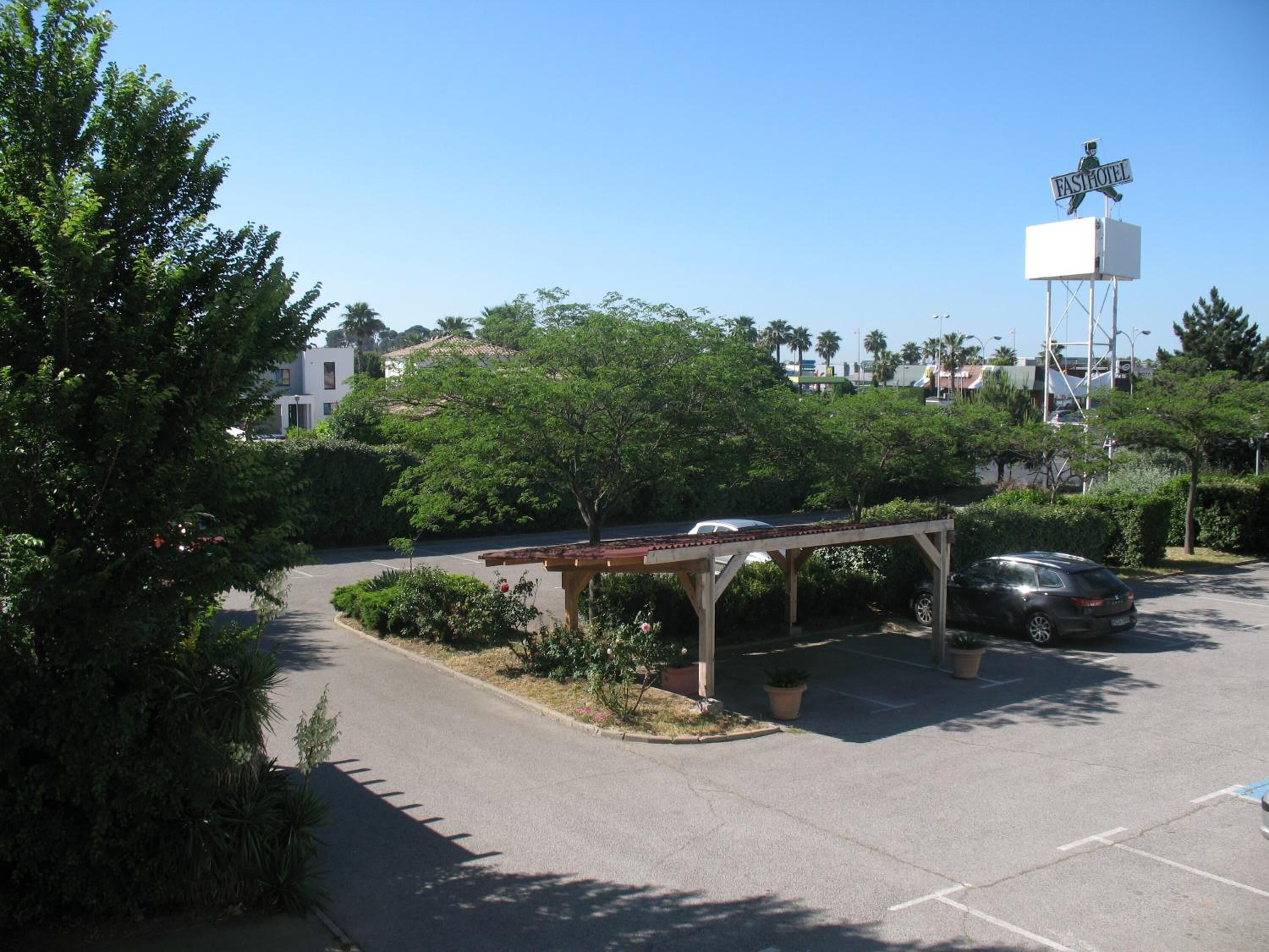 مواقف سيارات مجانية