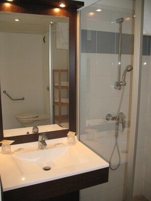 Een douche, gratis toiletartikelen, een haardroger, handdoeken