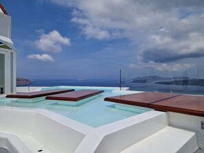 Outdoor pool, pool umbrellas, pool loungers - Volcano Flame (Santorini)