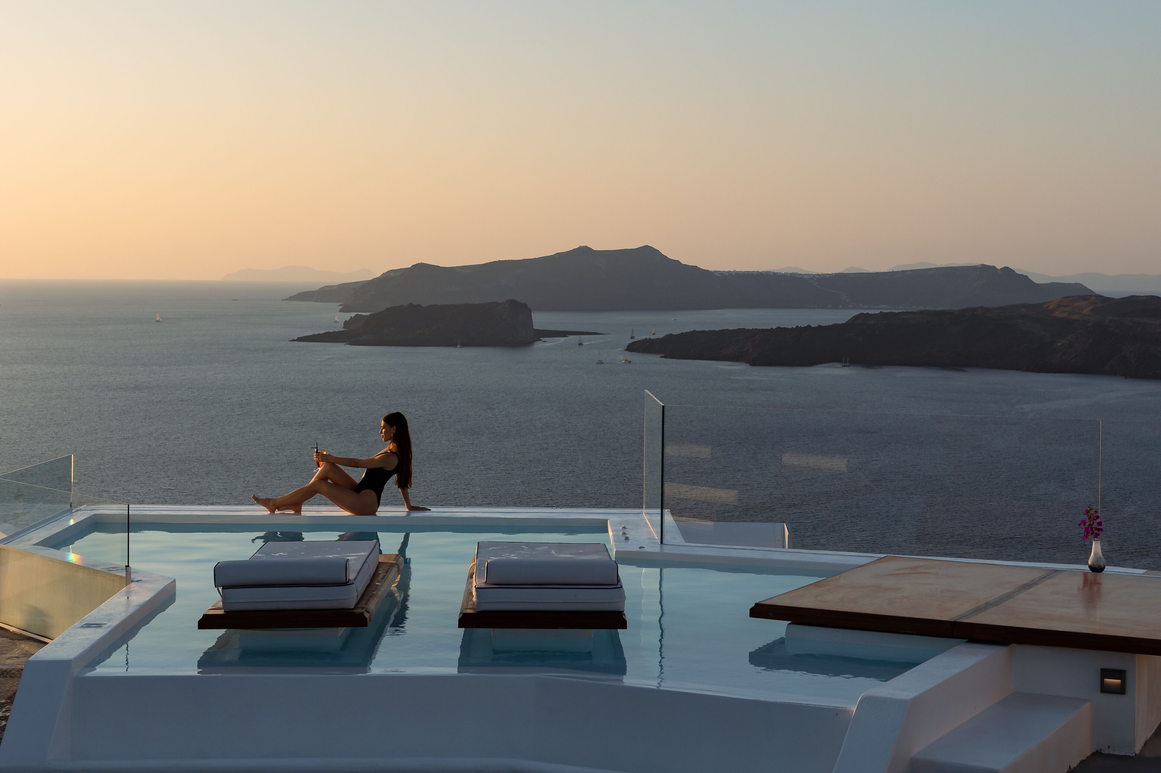 حمّام سباحة خارجي، مظلات على حمّام السباحة، مقاعد للتشمس