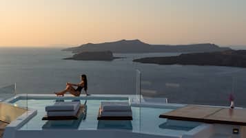 Piscina externa, guarda-sóis, espreguiçadeiras