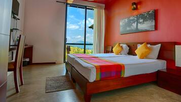 Deluxe Double Room, Hill View | 1 bilik tidur, bar mini, meja, seterika/papan seterika