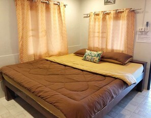 In-room safe, desk, blackout curtains, rollaway beds - Jelly Fish Bungalow (Rayong)