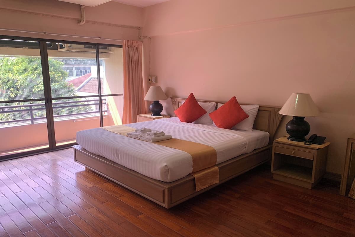 Suite, Badewanne | 1 Schlafzimmer, Verdunkelungsvorhänge, kostenloses WLAN, Bettwäsche