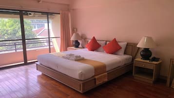 Suite, Bathtub | Blackout curtains, free WiFi, bed sheets