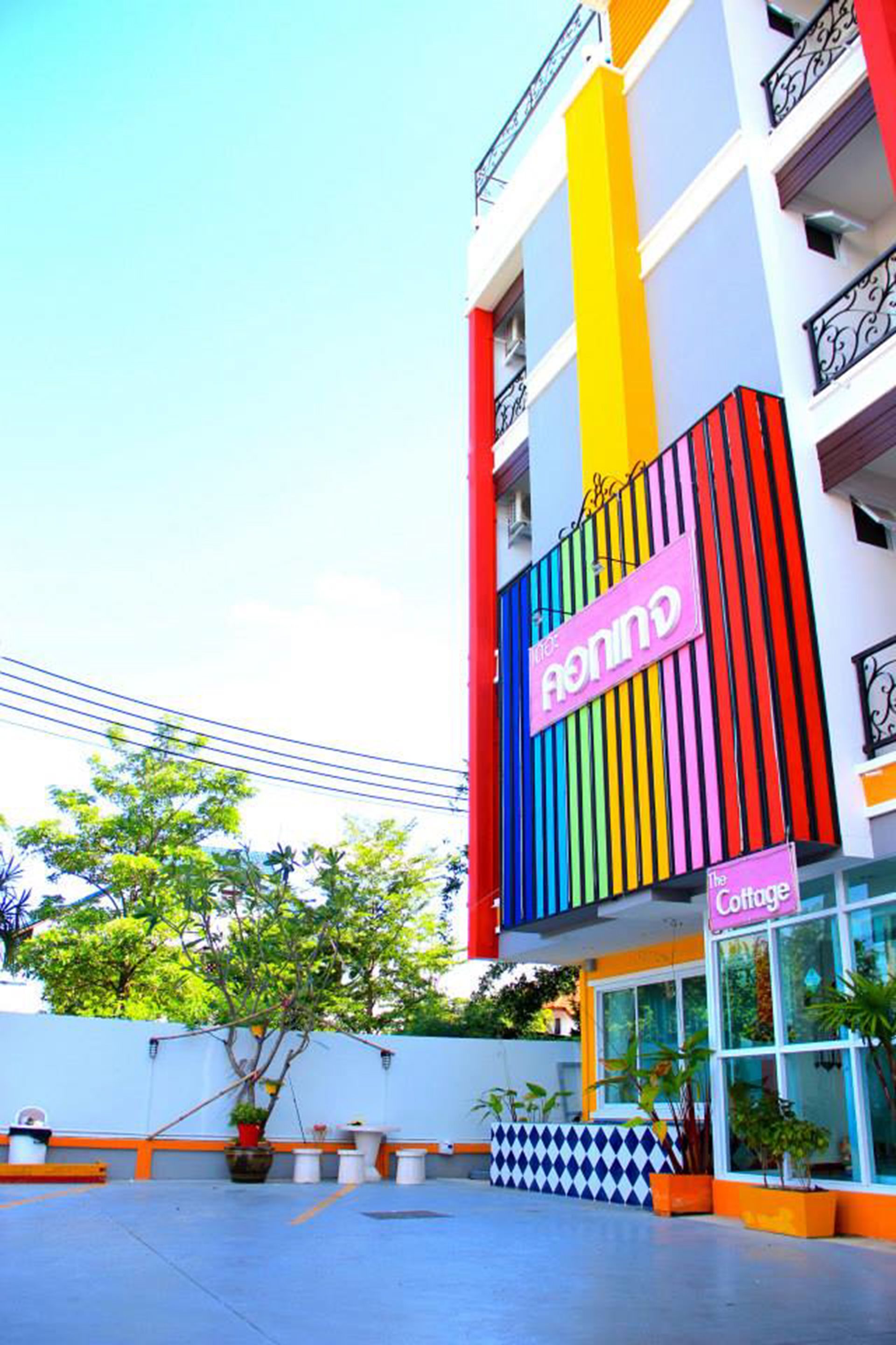 Un bâtiment aux couleurs vives, sur lequel on peut lire les inscriptions « RONIN » et « Cottage ».
