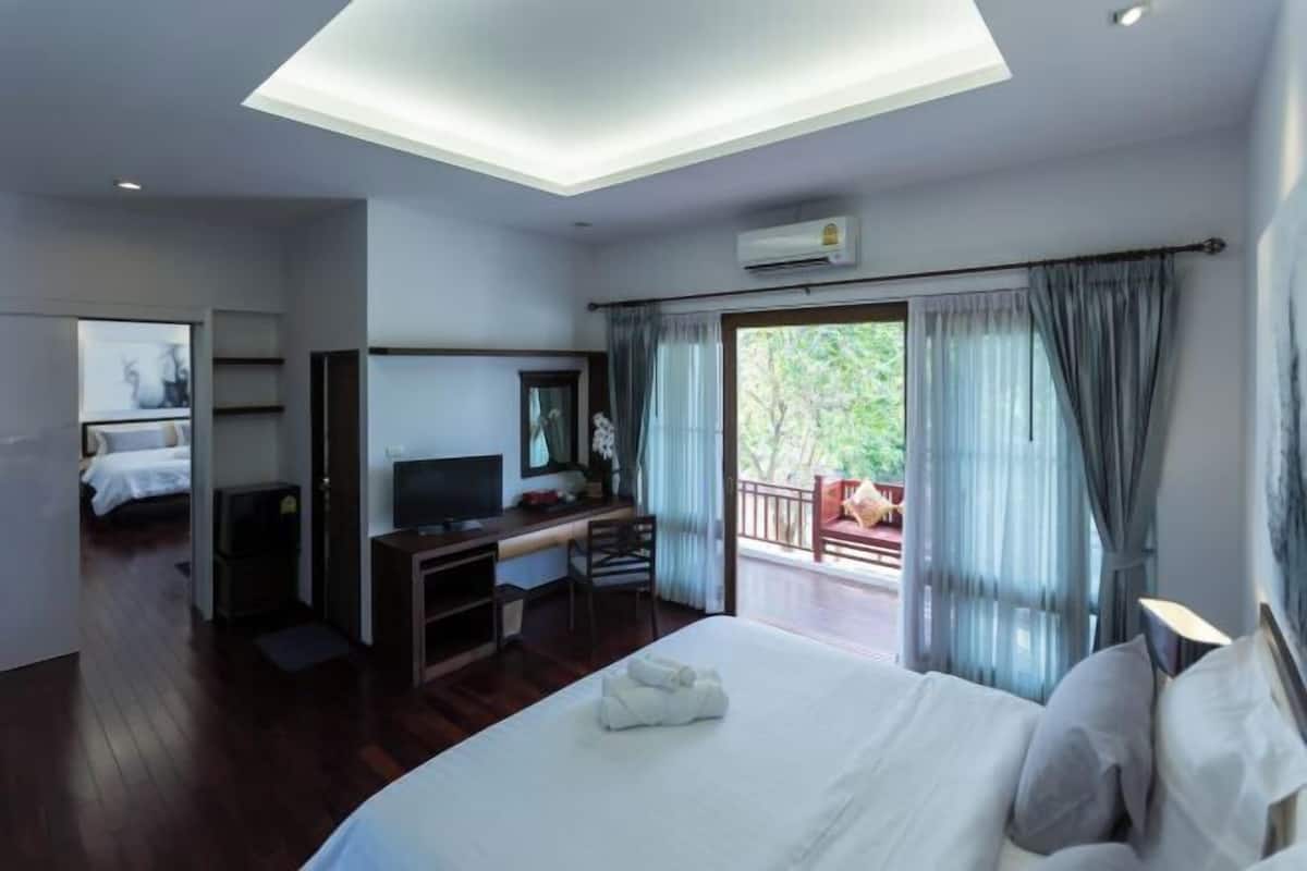 Minibar, desk, blackout curtains, rollaway beds