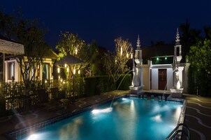 Una piscina al aire libre