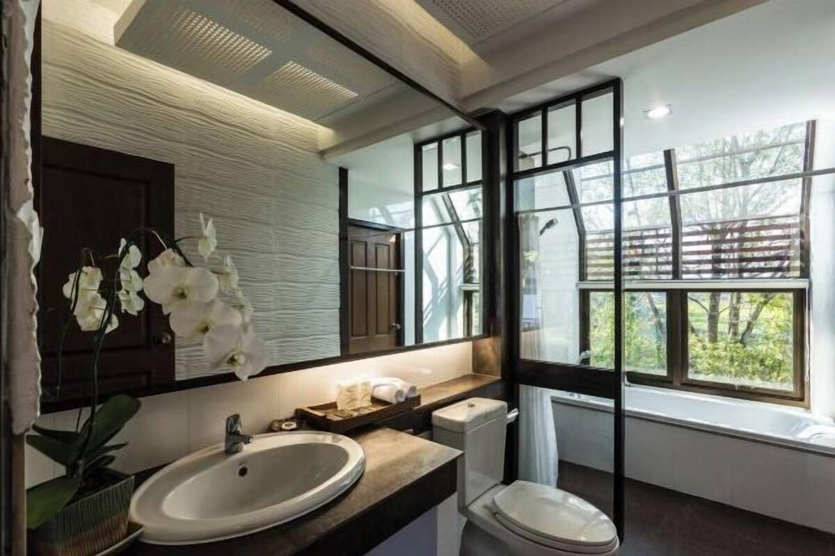 Badkamer | Een aparte badkuip en douche, gratis toiletartikelen, een haardroger