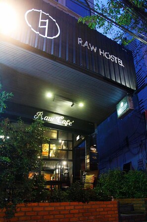 Depan hartanah - siang/malam