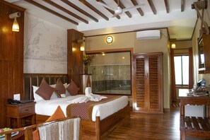 Premium bedding, in-room safe, desk, iron/ironing board - Hotel Jungle Crown (Sauraha)