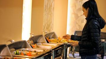 Päivittäinen buffetaamiainen (15 USD per henkilö)