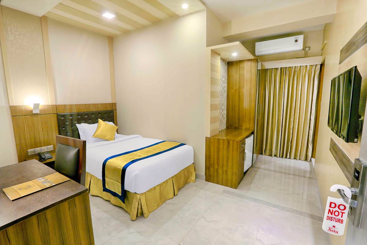1 bedroom, premium bedding, minibar, in-room safe